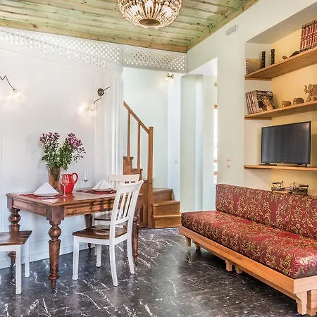 Plaza Apartment *